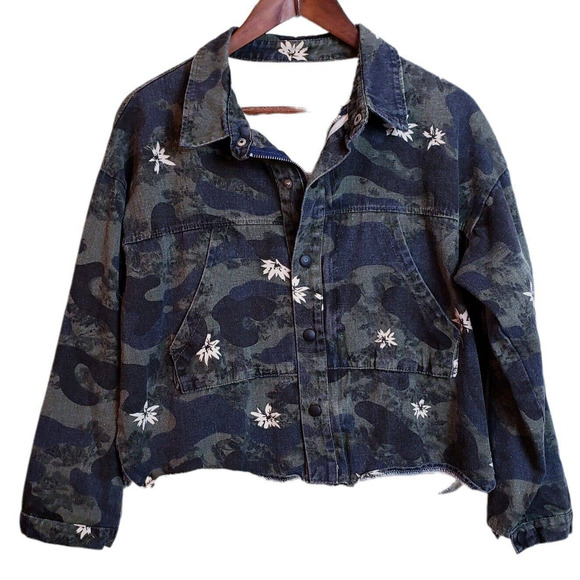 D.A.P. Jackets & Blazers - D. A. P. Womens Blazer Jacket LARGE Green Camo Floral Snaps and Zipper Pockets
